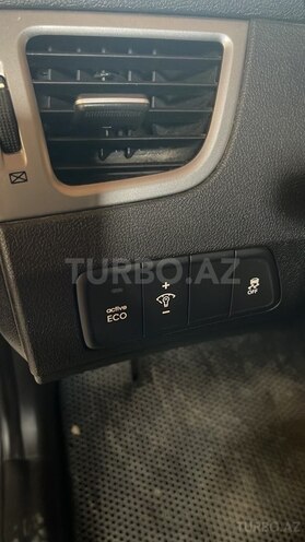 Hyundai Elantra-13