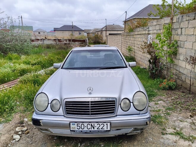 Mercedes E 240-1