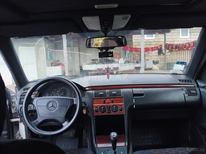 Mercedes E 200-5