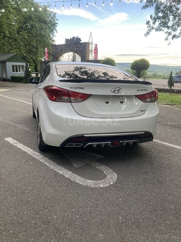 Hyundai Elantra-4