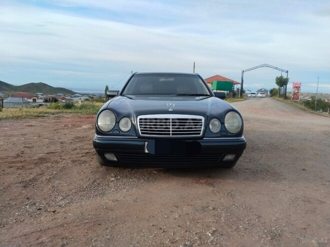 Mercedes E 240-1