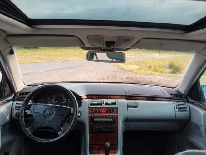 Mercedes E 240-8
