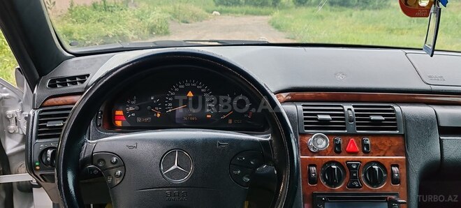 Mercedes E 220-10