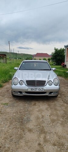 Mercedes E 220-1