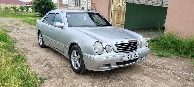 Mercedes E 220-11