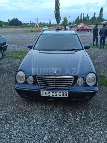 Mercedes E 270-1