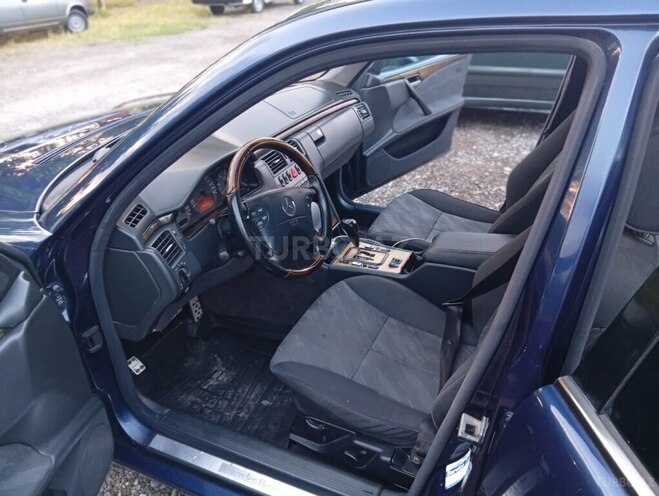 Mercedes E 270-8