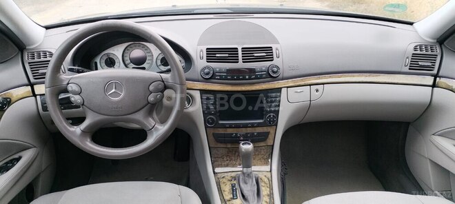 Mercedes E 220-21