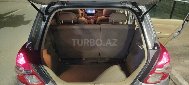 Nissan Tiida-10