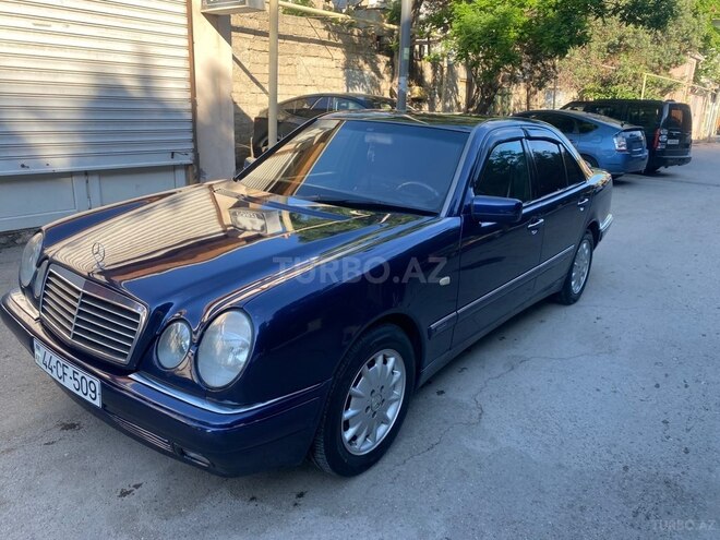 Mercedes E 240-11