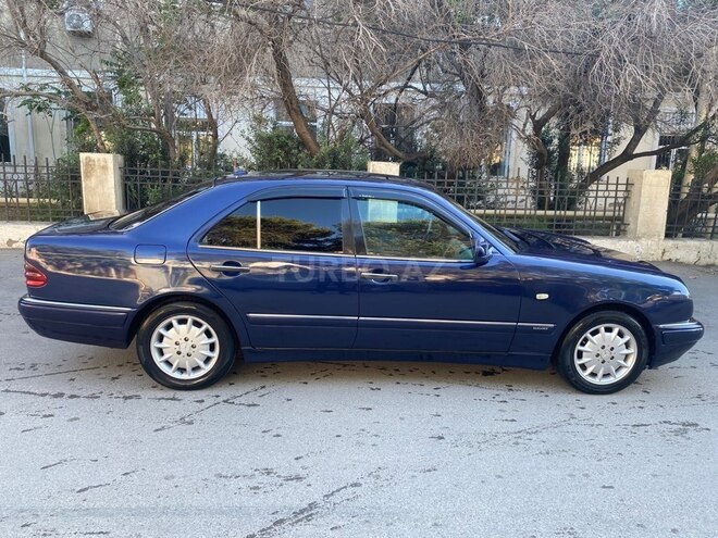 Mercedes E 240-4