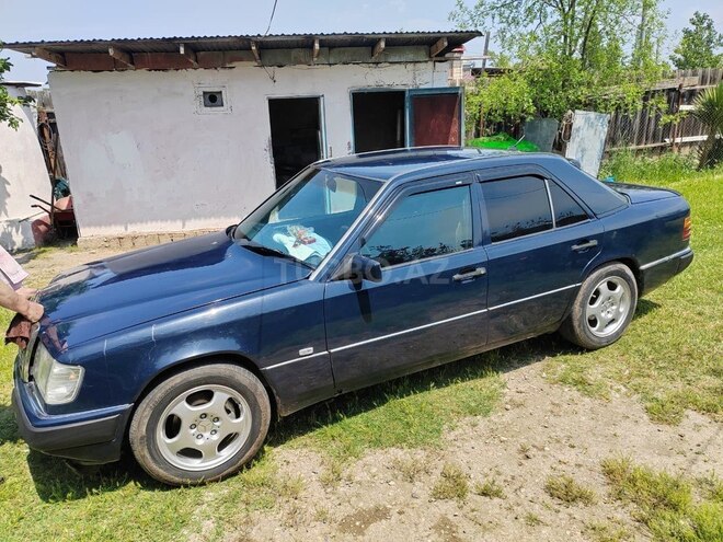 Mercedes 230 E-2