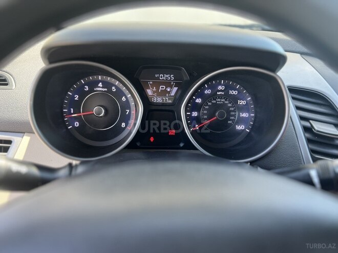 Hyundai Elantra-8