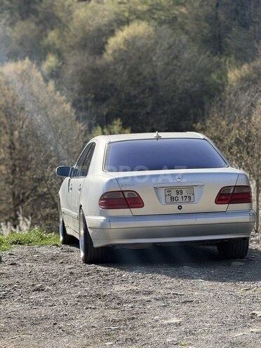 Mercedes E 240-11