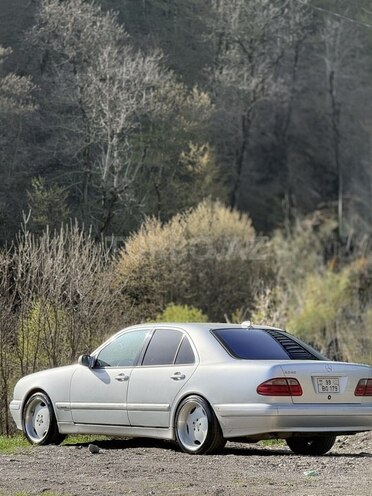 Mercedes E 240-4