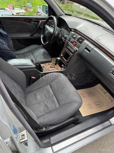 Mercedes E 240-8