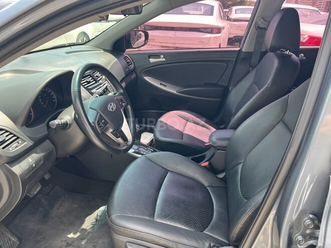 Hyundai Accent-12