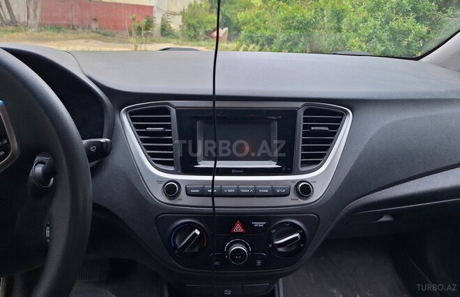 Hyundai Accent-4