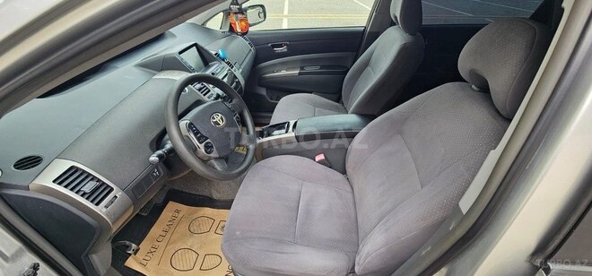 Toyota Prius-12