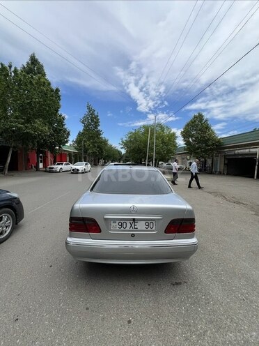Mercedes E 240-2