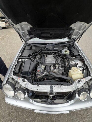 Mercedes E 240-16