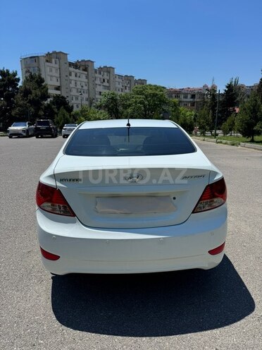 Hyundai Accent-2