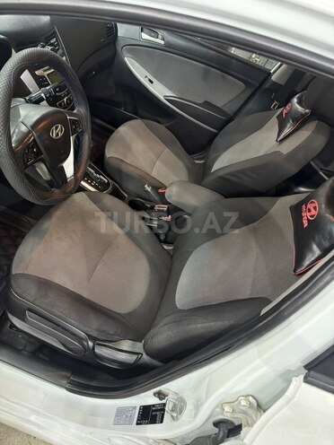 Hyundai Accent-17