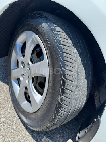 Hyundai Accent-14