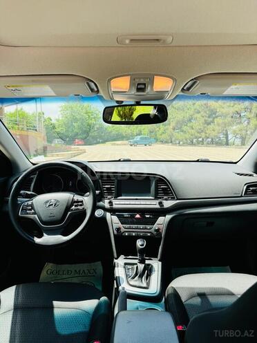 Hyundai Elantra-12