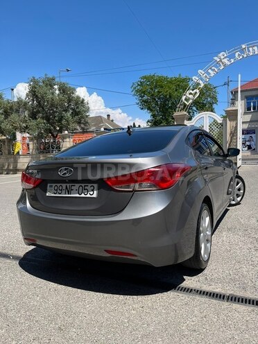 Hyundai Elantra-8