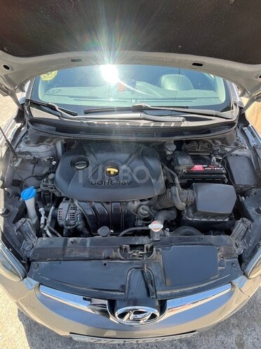 Hyundai Elantra-13