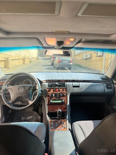 Mercedes E 240-11