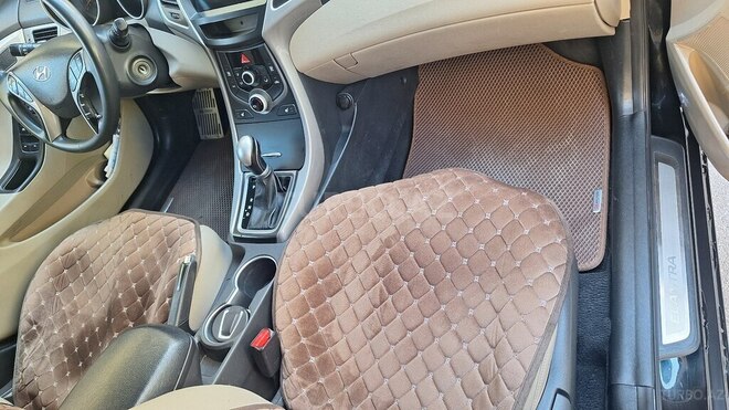Hyundai Elantra-2