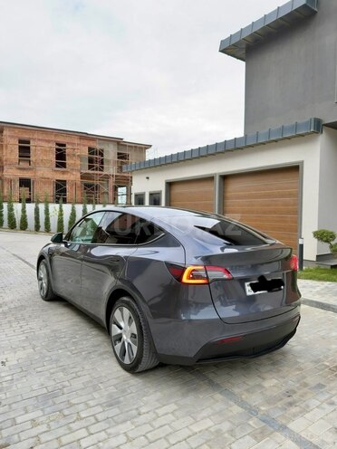 Tesla Model Y-5