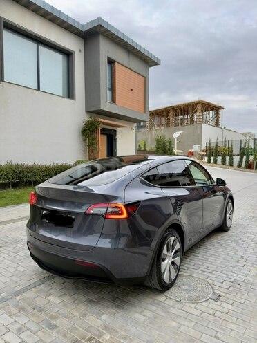 Tesla Model Y-4