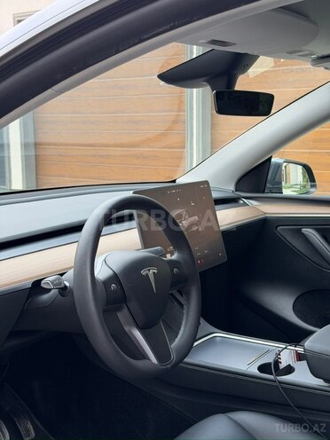 Tesla Model Y-12