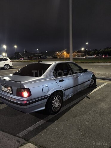 BMW 323-2