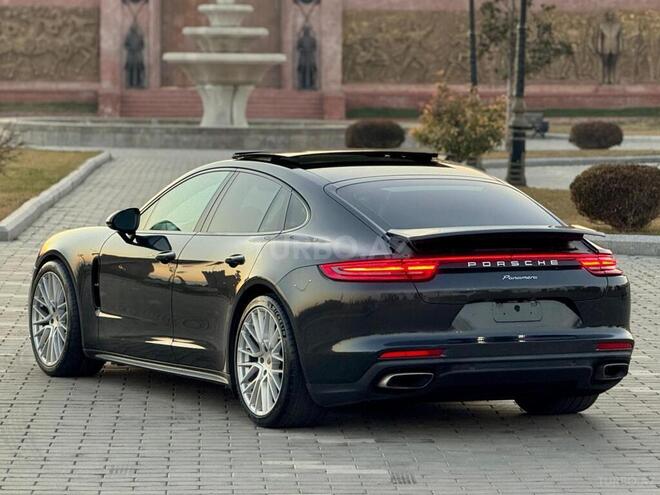 Porsche Panamera-4