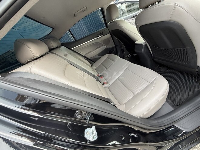 Hyundai Elantra-15