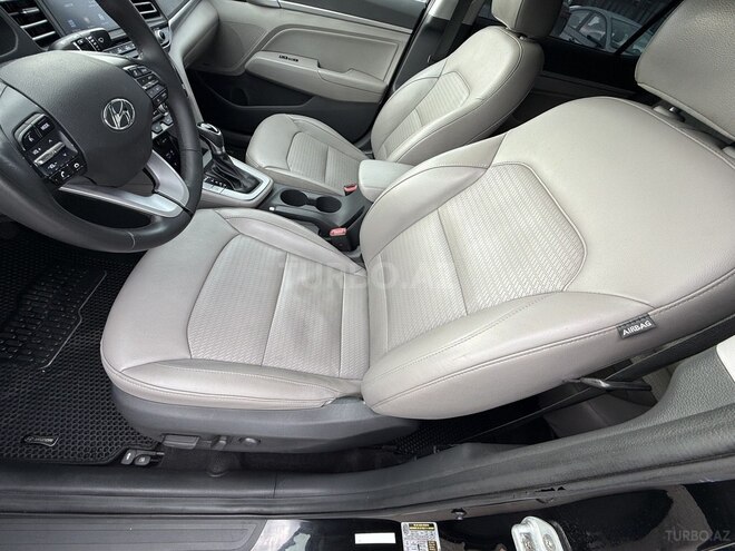 Hyundai Elantra-13