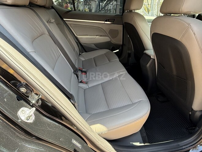 Hyundai Elantra-12