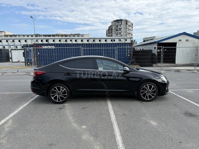 Hyundai Elantra-21