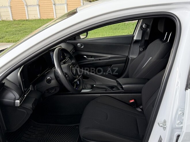 Hyundai Elantra-13