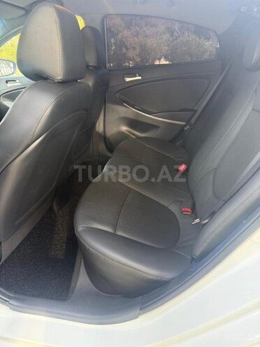 Hyundai Accent-7