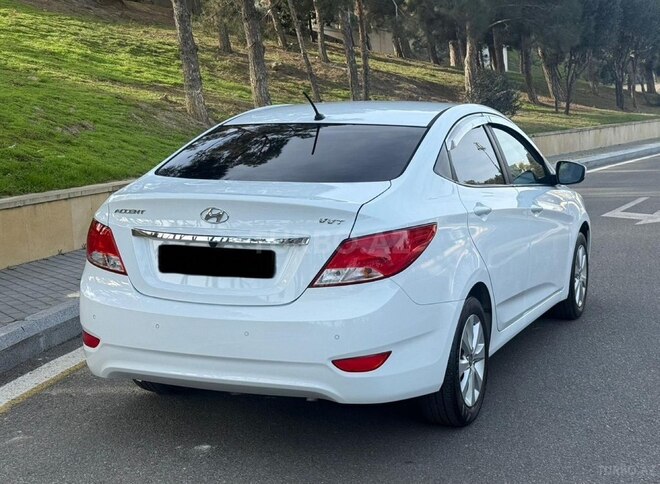 Hyundai Accent-2
