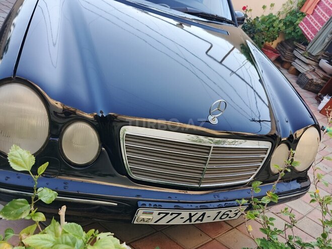 Mercedes E 270-1