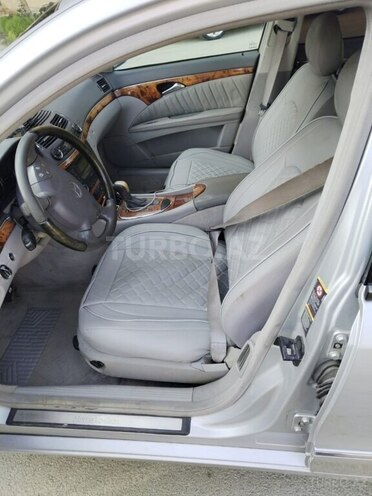 Mercedes E 270-9