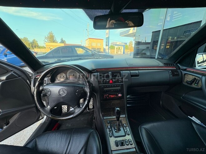 Mercedes E 280-8