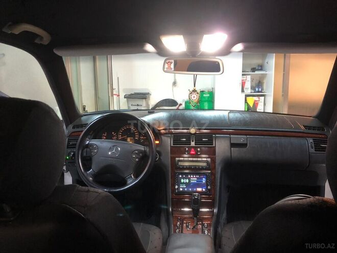 Mercedes E 240-11
