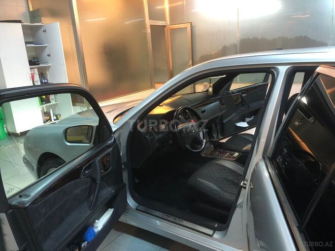 Mercedes E 240-13